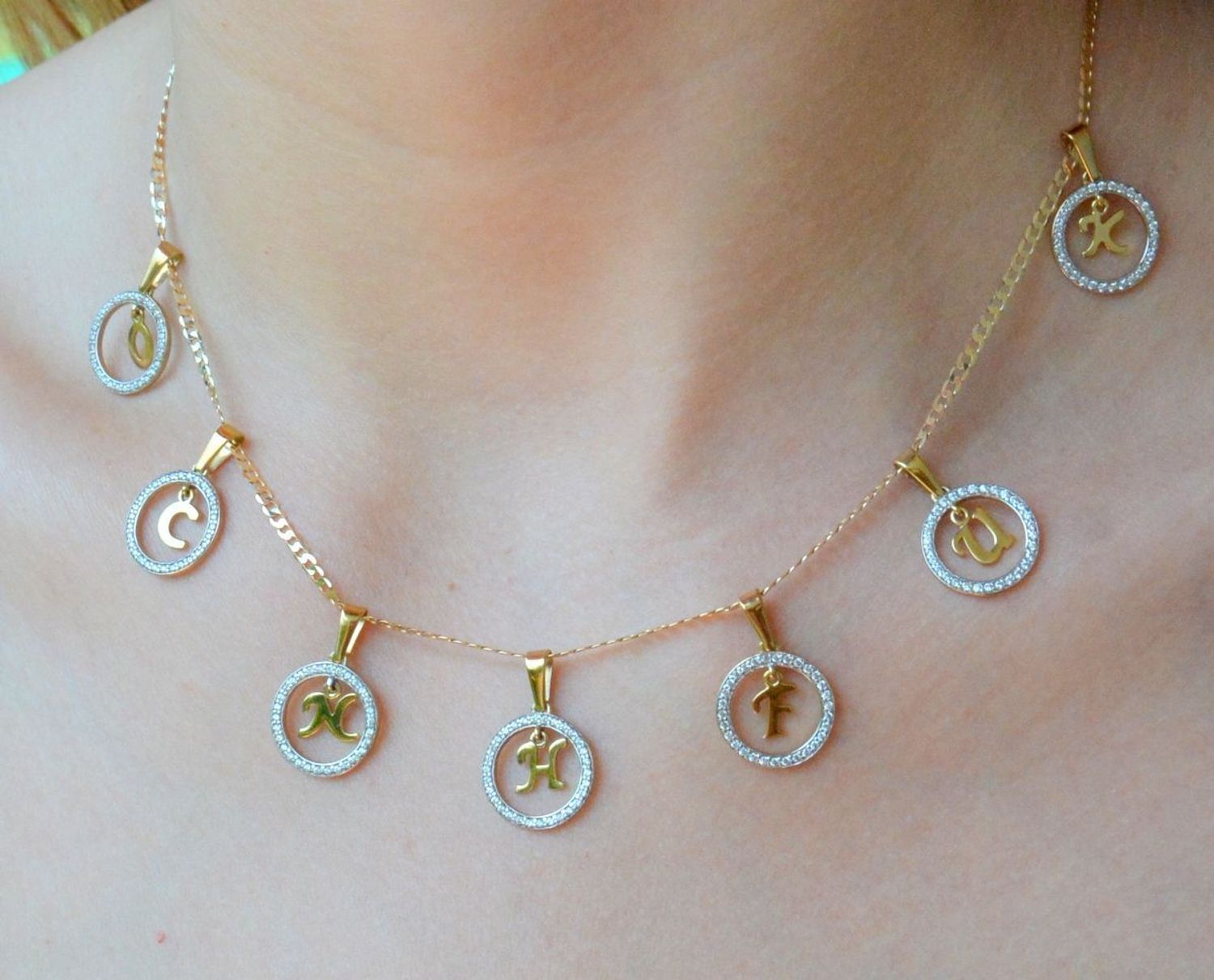 Złota zawieszka 333 literka H w kółeczku ozdobionym cyrkoniami Z-441 H. Piękny, złoty wisiorek o ciekawym wzorze wykonany z żółtego złota próby 333. Personalizowana zawieszka to doskonały pomysł na prezent dla każdej kobiety..jpg